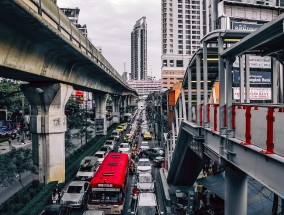 轨道汽车大楼，未来城市交通的新篇章-